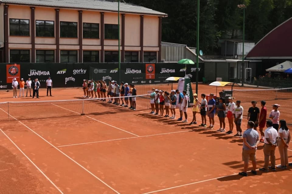 Легендарный Roland-Garros теперь в Казахстане. Gorky Tennis Park — официальный клуб Roland Garros