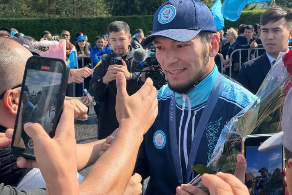 Нұрбек Оралбай өзіне тұрмысқа шыққысы келетін қыздарға жауап берді