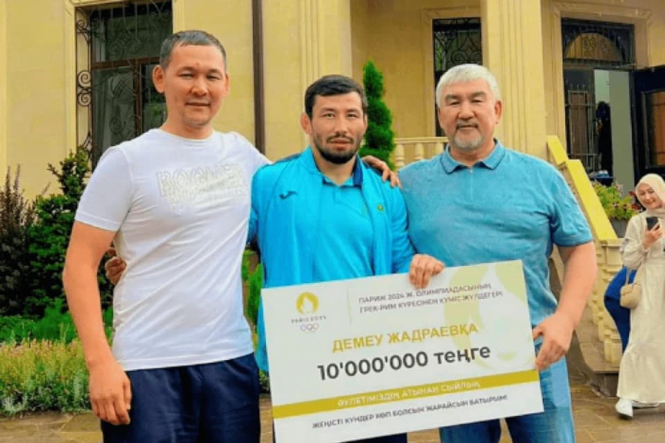Ақтөбелік депутат Демеу Жадыраев пен бапкеріне сыйлығын табыстады