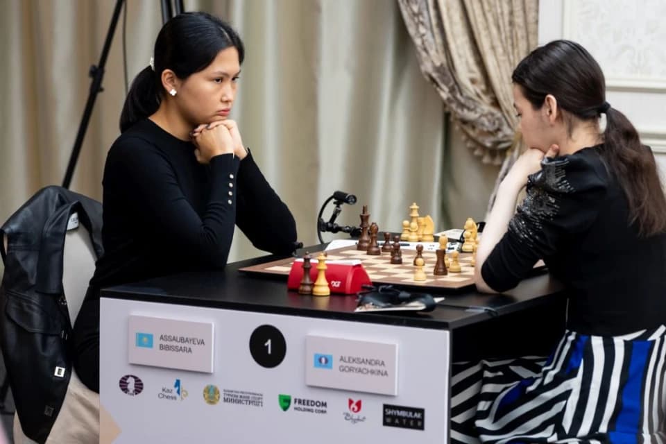 Бибисара Асаубаева вместе с чемпионкой мира из Китая лидирует на этапе Гран-при FIDE в Шымкенте