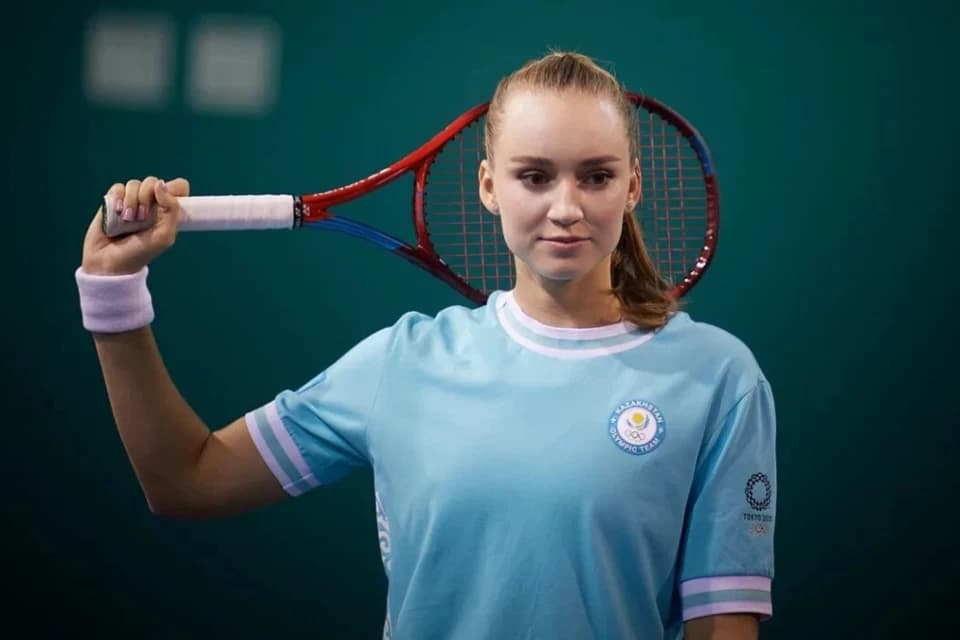 Рыбакина провела тренировку с 18-й ракеткой мужского рейтинга