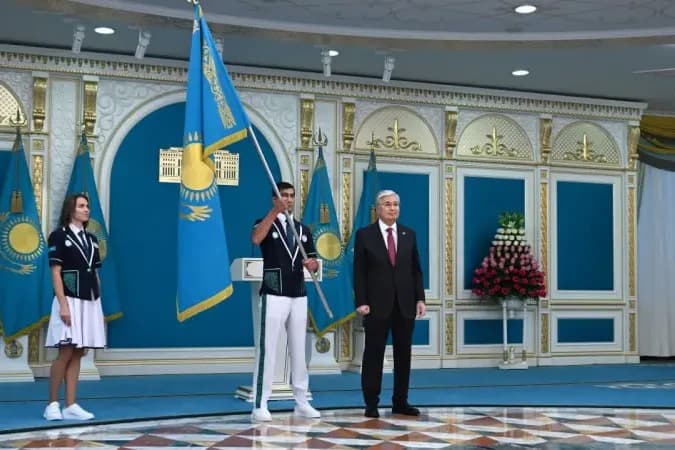 Токаев передал флаг знаменосцам перед стартом Игр в Париже