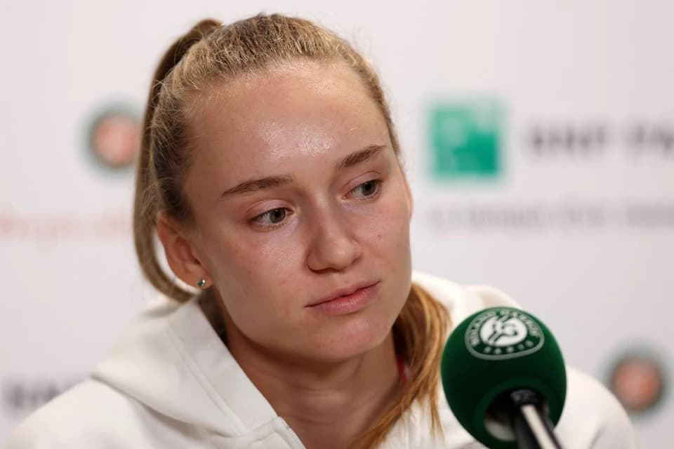 Елена Рыбакина мен журналистер арасындағы мәселе шиеленісіп тұр
