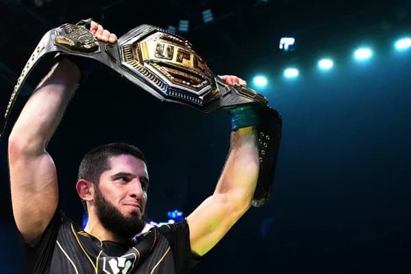 Ислам Махачев удушающим приемом победил Ренато Мойкано в главном бою UFC 311