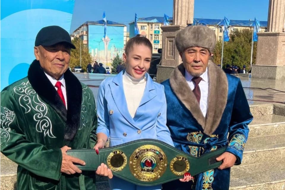 Жүрген жерінде белбеулерін сүйреп жүретін Ангелина Лукас сынға қалды