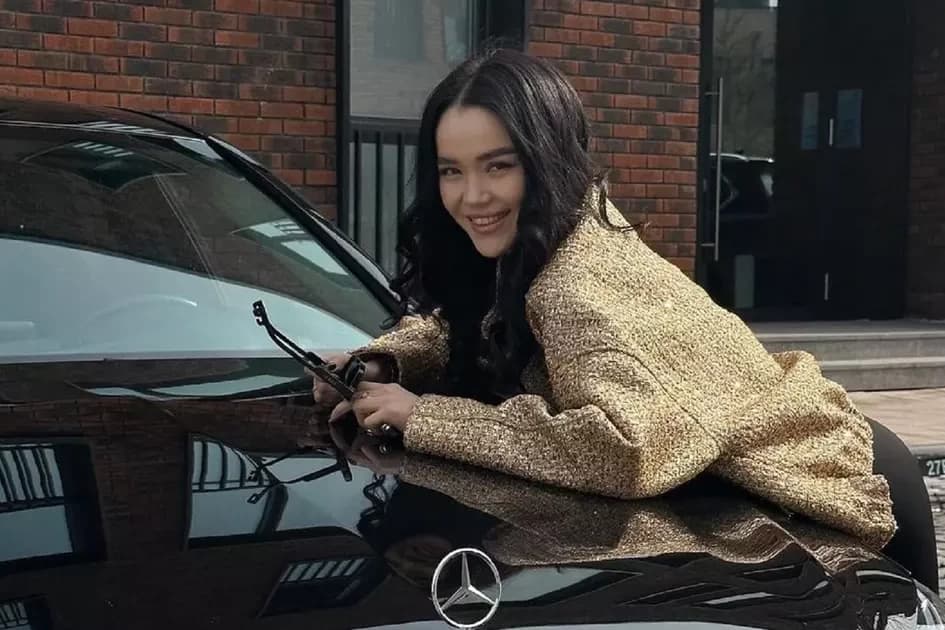 Футболшы Еркебұлан Сейдахмет әйеліне қымбат көлік сыйлады