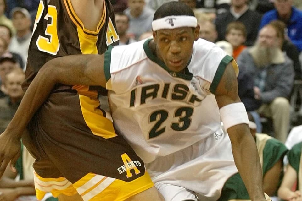 Школьную майку звезды NBA продали за рекордную сумму