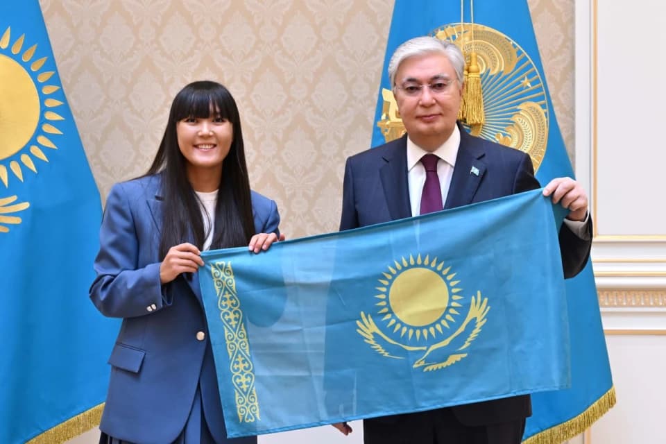 Касым-Жомарт Токаев принял первую казашку, покорившую Эверест