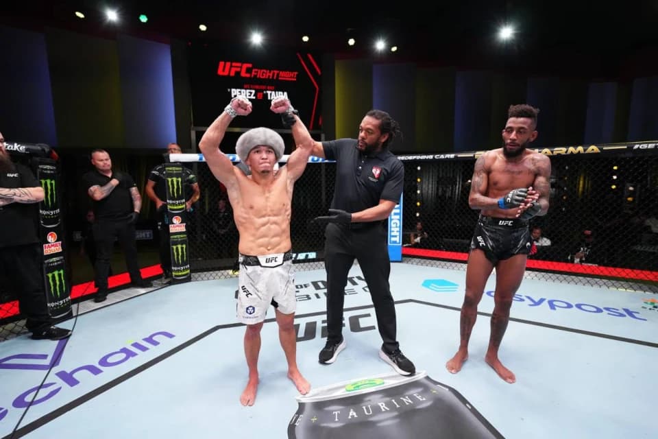 Асу Алмабаев продолжает победную серию в UFC