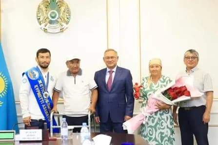 Демеу Жадыраевқа пәтер кілті табысталды