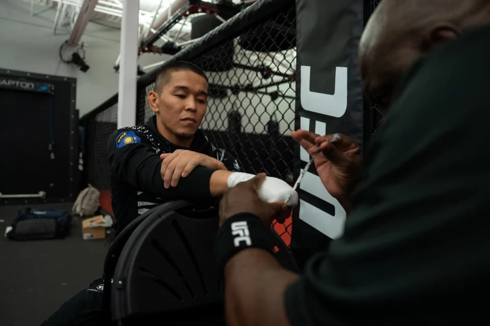 Асу Алмабаев потерпел первое поражение в UFC