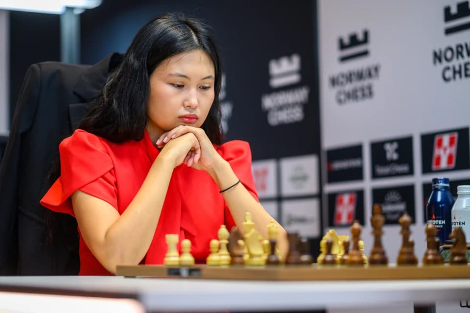 Бибисара Асаубаева победила чемпионку мира на Norway Chess-2026