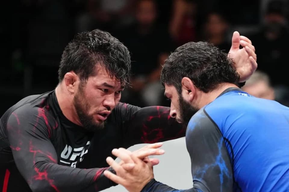 Азамат Бакытов дебютировал в UFC