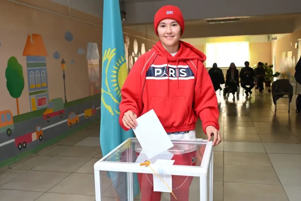Олимпиада жүлдегері Назым Қызайбай референдумда дауыс берді