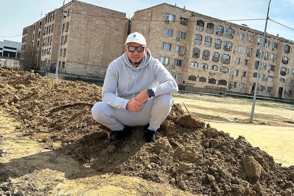 Президент NAIZA помогает строить дамбу в Кульсары