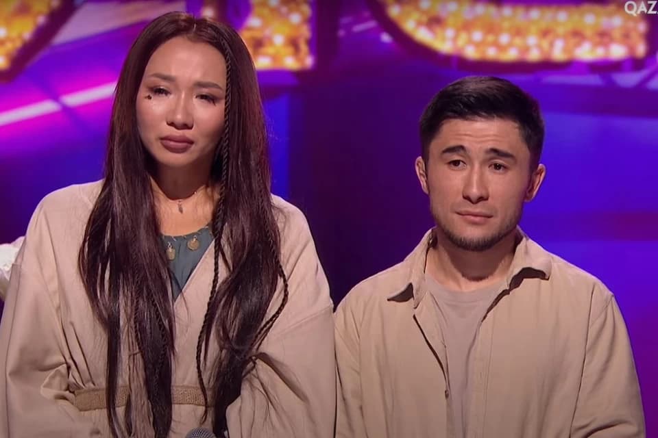 Чемпион NAIZA Казбек Сагын выбыл из музыкального шоу «Егіз лебіз»