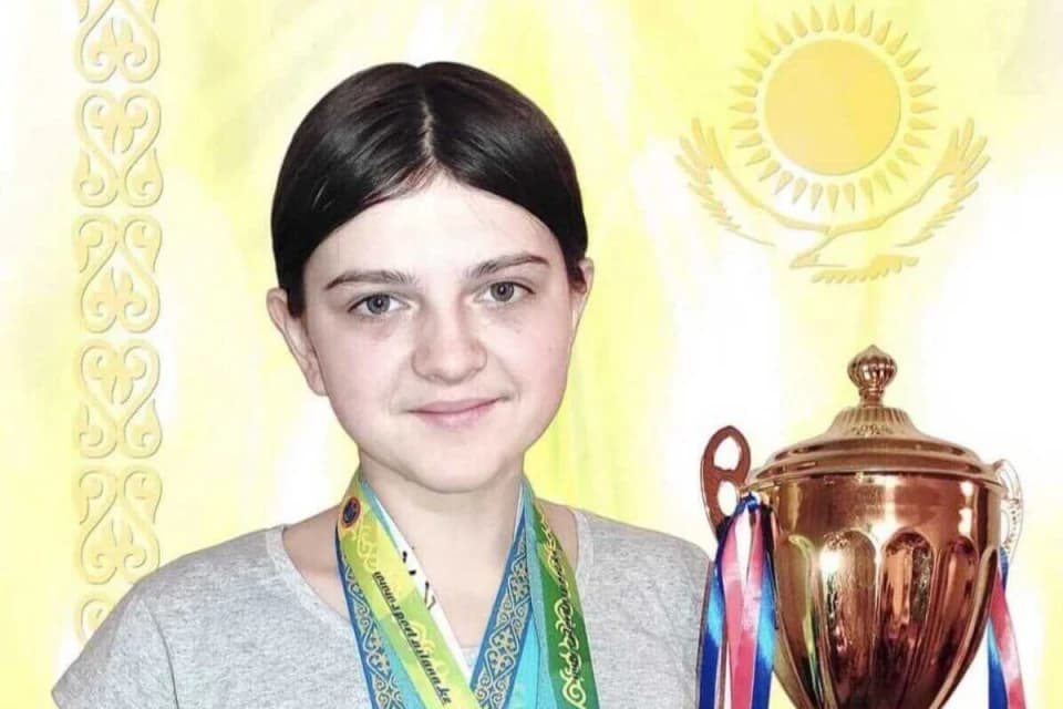 Астанада неміс қызы балаларға асық үйретіп жүр