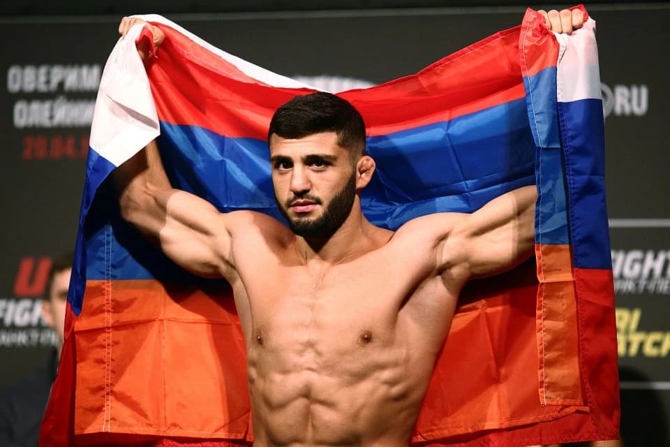 Топовый боец UFC сменил спортивное гражданство