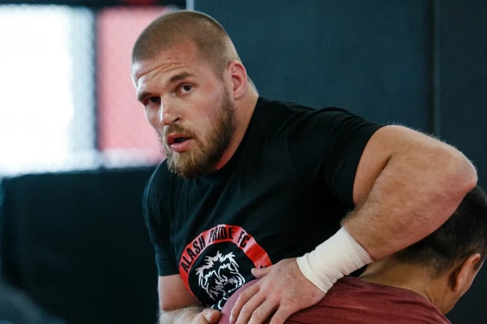 Дамир Исмағұлов Резников туралы: Артемнің күресі өте мықты, бірақ UFC деңгейінде бәсекеге қабілетті болу үшін оған жеке бапкер қажет