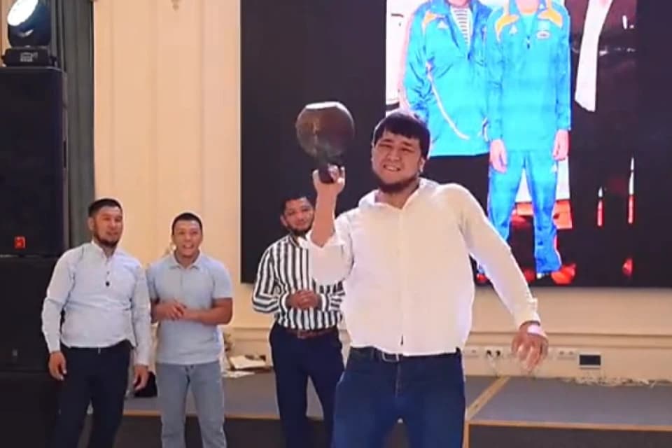 Ақтөбе әкімі пәтер сыйлаған легионер гір тасын көтере алмады