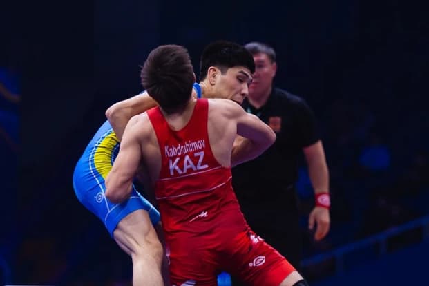 Определились первые чемпионы Казахстана по борьбе (видео)