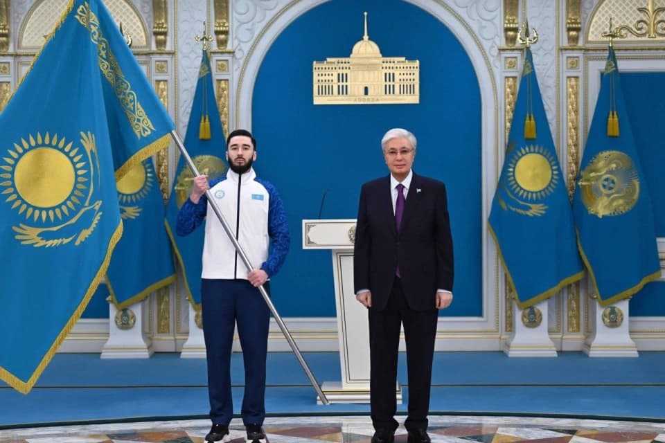 Президент Казахстана Касым-Жомарт Токаев передал флаг знаменосцам олимпийской сборной