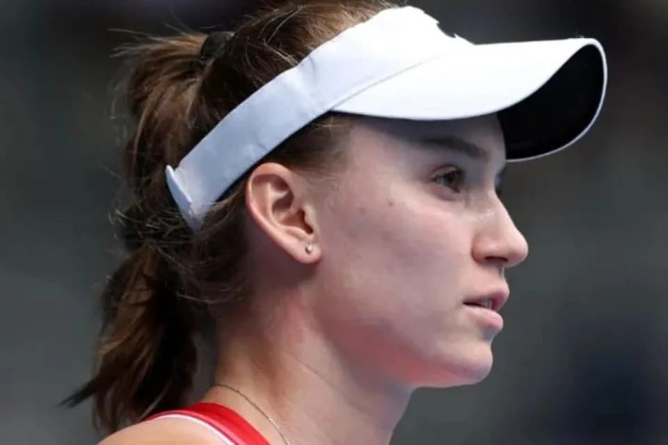 Елена Рыбакина уверенно обыграла Анисимову в стартовом матче Итогового турнира WTA