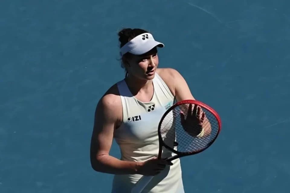 Рыбакина вышла в 1/8 финала АО