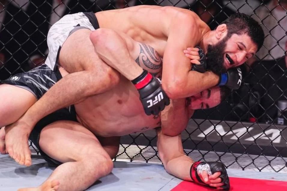 Хамзат Чимаев UFC-дің экс-чемпионын небәрі бірінші раундта жеңді