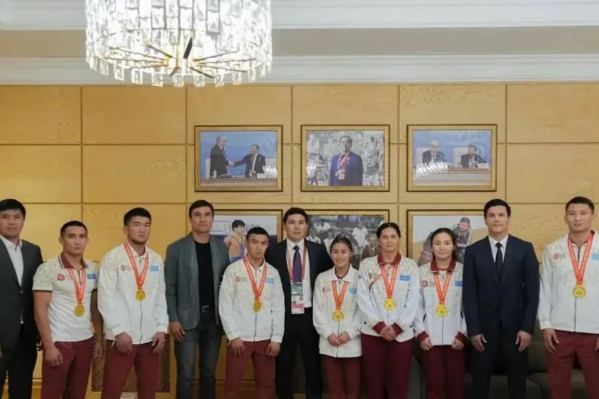 Туризм және спорт мигистрі қазақ күресінің чемпиондарын құттықтады