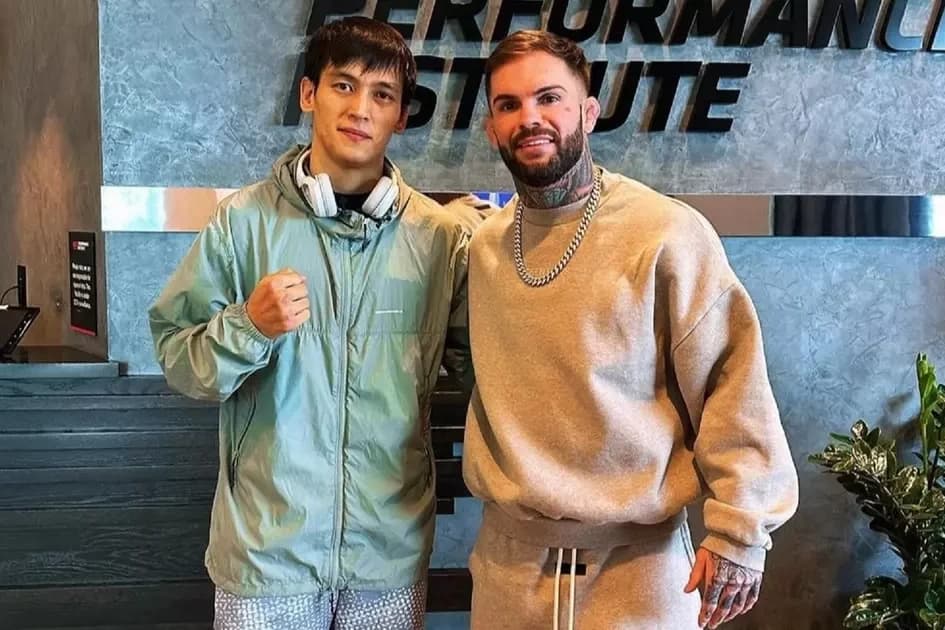 Қазақстандық файтер Азат Мақсұм UFC-дің бұрынғы чемпионымен кездесті