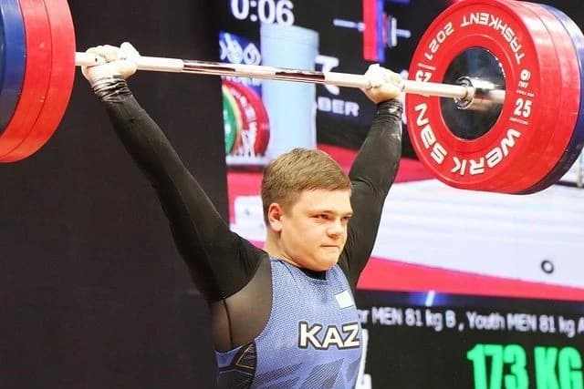 Казахстанский штангист завоевал «золото» юниорского чемпионата Азии