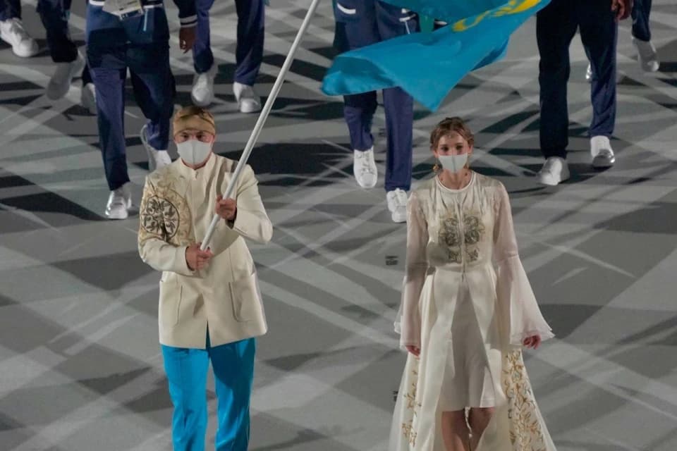 НОК передал костюмы знаменосцев на ОИ-2020 в фонд Национального музея РК