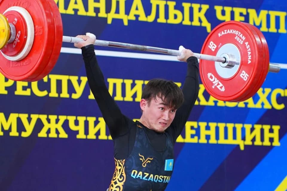 Чемпионат Казахстана по тяжелой атлетике стартовал с рекорда