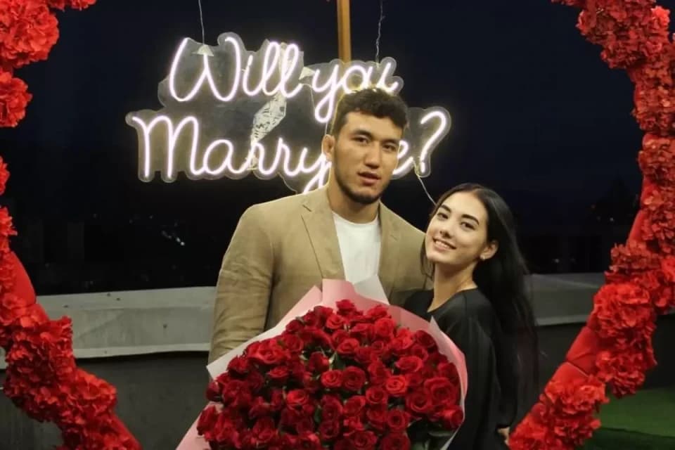 20-летний чемпион мира Ризабек Айтмухан сделал предложение своей возлюбленной (видео)