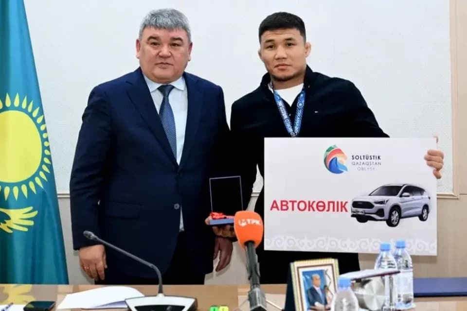 СҚО әкімдігі еркін күрестен әлем чемпионына автокөлік сыйға берді