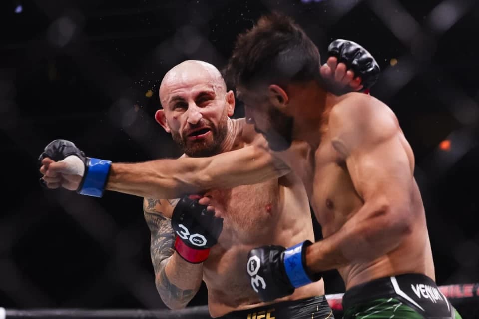 Кто заработает больше всех на UFC 298?