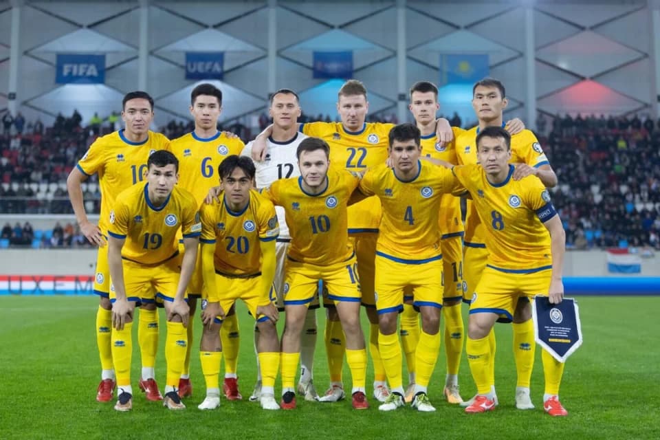 Сборная Казахстана опустилась на три строчки в рейтинге ФИФА