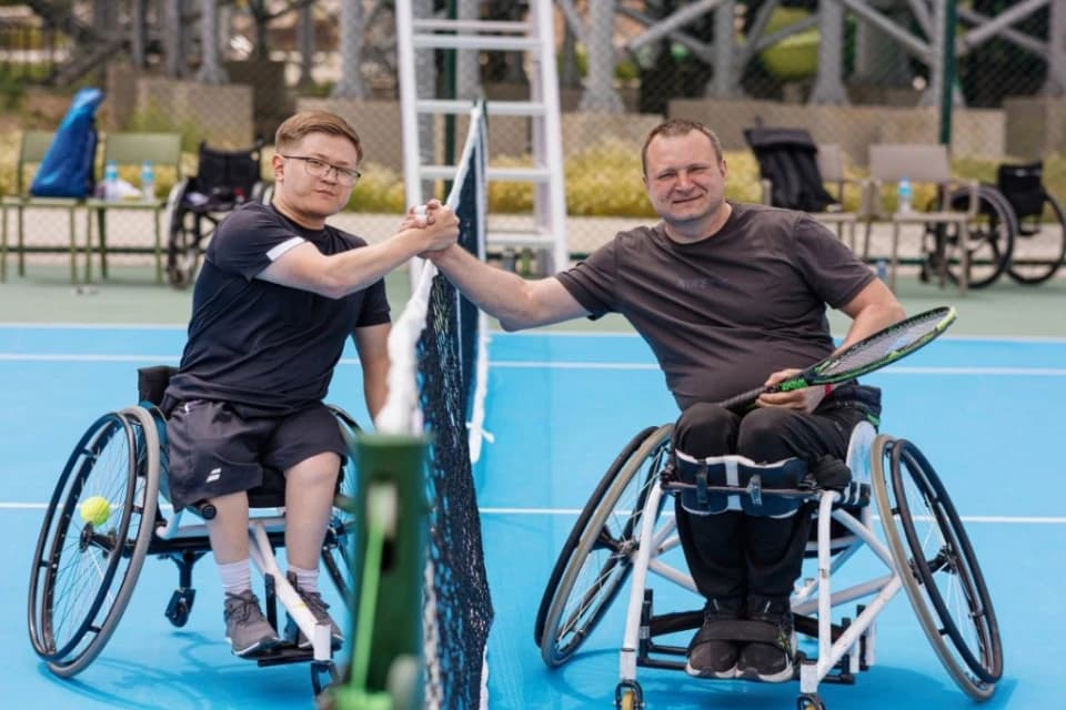 Теннис на колясках: игроки из топ-100 мирового рейтинга ITF ведут борьбу на турнирах в Актау