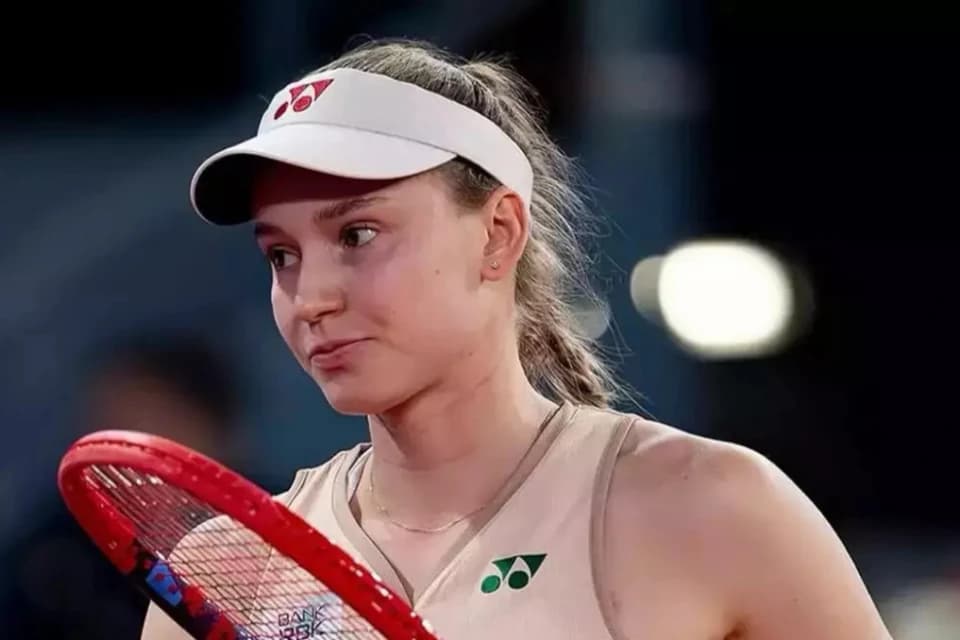 Рыбакина стартовала с победы на Уимблдоне