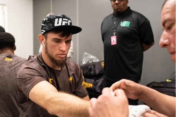 Казахстанец Веретенников потерпел второе поражение в UFC