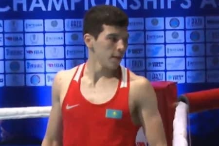 Казахстанец уступил сопернику из-за рассеченной брови