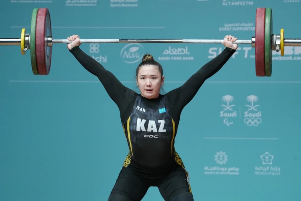 Аянат Жумагали завоевала золотую медаль на чемпионате Азии среди юниоров по тяжёлой атлетике