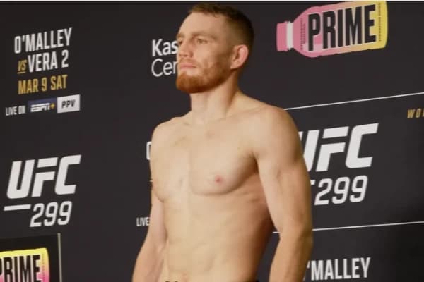 Соперник Рахмонова получил травму руки