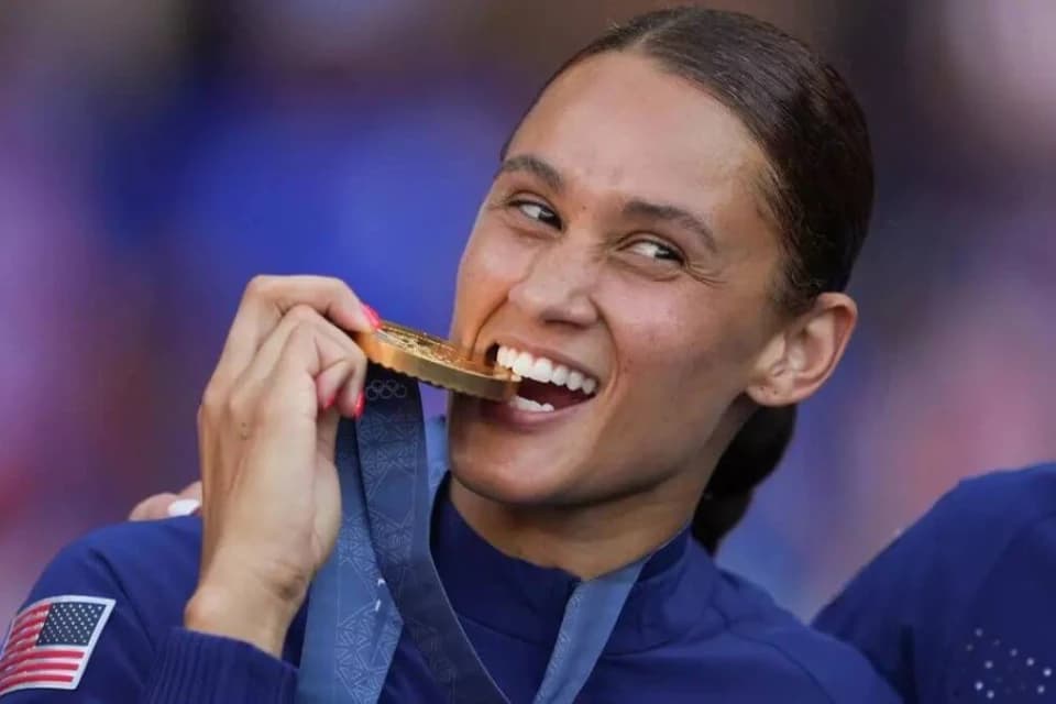 Париж олимпиадасының чемпионы медалін сындырып алды