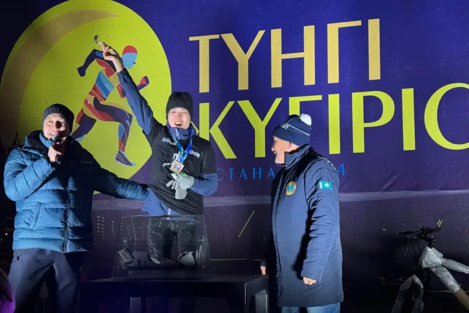 Жеңіске бірге жүгір: Астаналықтар ерекше түнгі жүгіріске қатысты