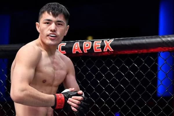 Этнический казах из Китая получил бой с индусом в UFC