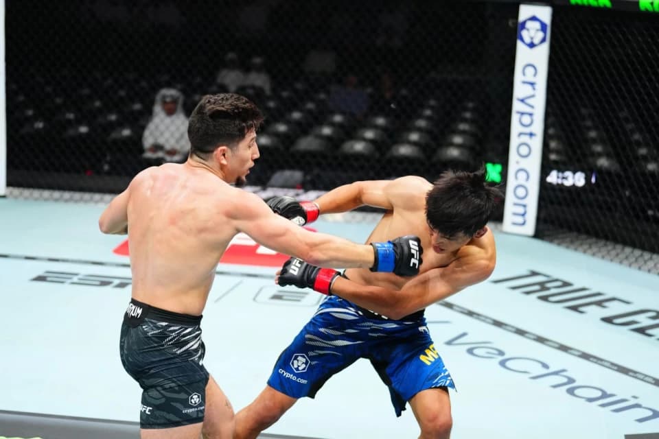 Азат Максум проиграл третий бой в UFC