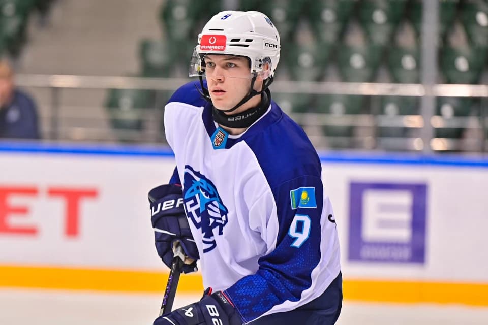 Юный казахстанец дебютировал в КХЛ