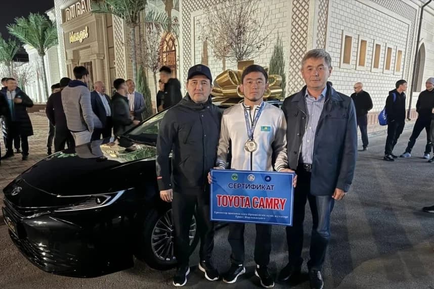 Әлем чемпионатының күміс жүлдегері көлікпен марапатталды